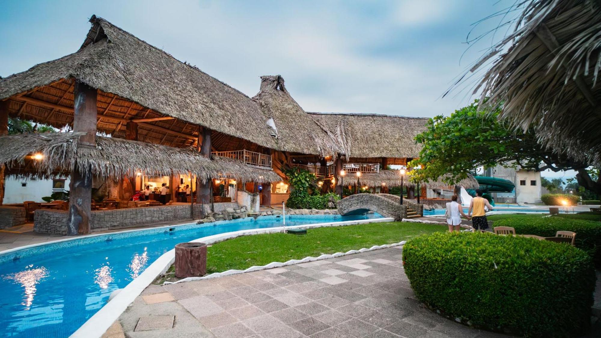 Amatique Bay Hotel Пуерто Бариос Екстериор снимка